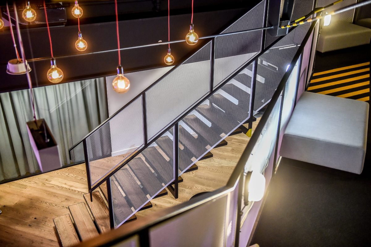 Mezzanine and stairs in Studio HBO Poland