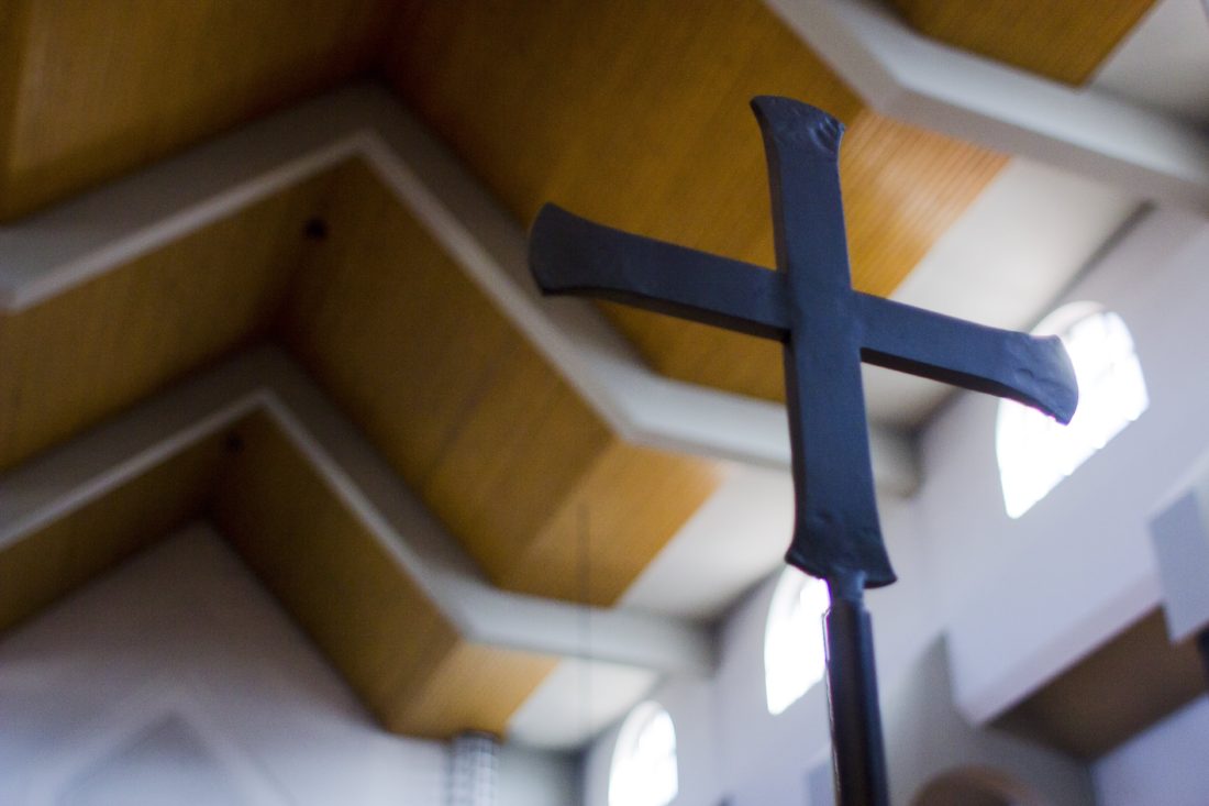 Metalowy Krzyż Liturgiczny stojący w prezbiterium, używany także podczas procesji w kościele Dominikanów w Rzeszowie.
