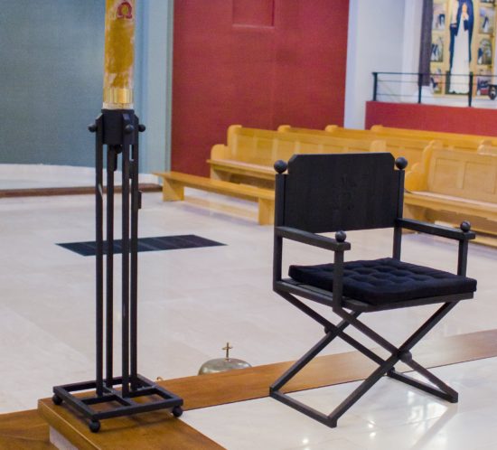 Metalowe Krzesło Liturgiczne przeznaczone dla celebransa w kościele Dominikanów w Rzeszowie.