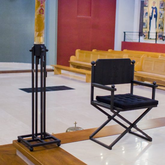 Metalowe Krzesło Liturgiczne przeznaczone dla celebransa w kościele Dominikanów w Rzeszowie.