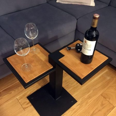 Industrial Couchtisch Doppelbeinig auf einem Bein mit Gläsern und Wein und Weinöffner