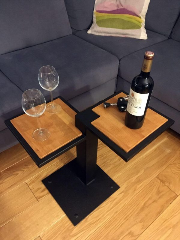 Industrial Couchtisch Doppelbeinig auf einem Bein mit Gläsern und Wein und Weinöffner