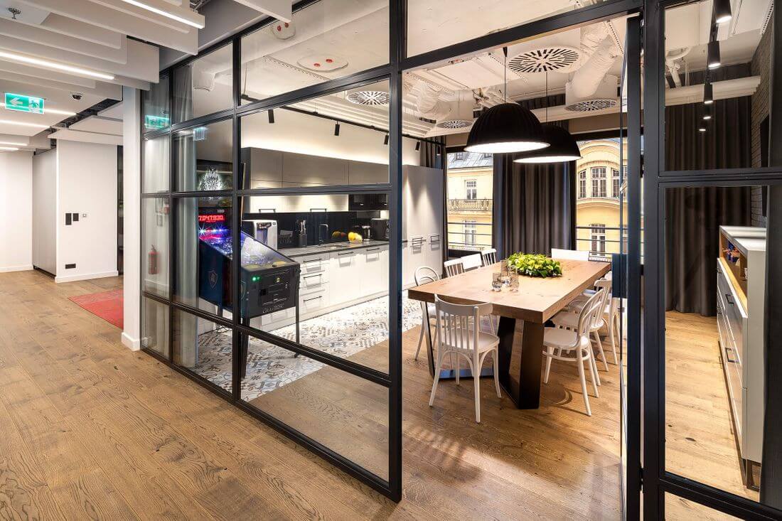 Schwarzmetall verglaste Lofttüren für Küche in HBO Studio Polen