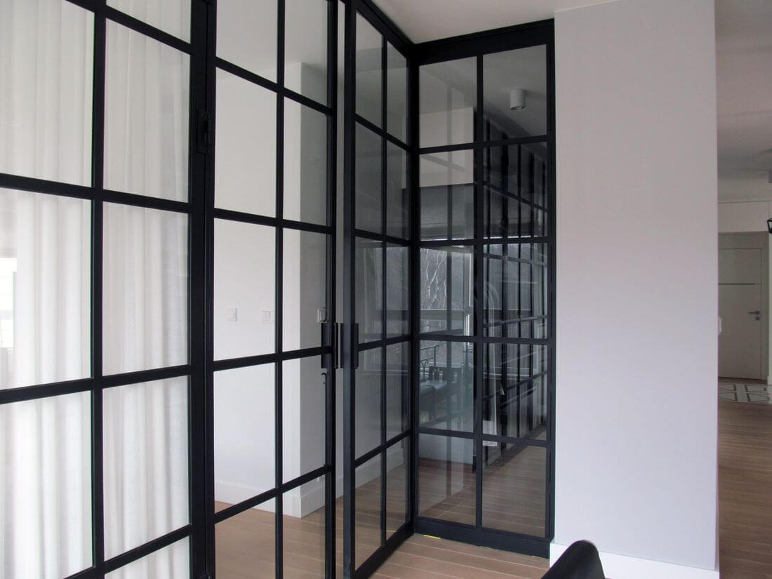 Lofttüren für Haus und Wohnung und Schlafzimmer - schwarze Metalltüren gefüllt mit Klarglas mit Ecke