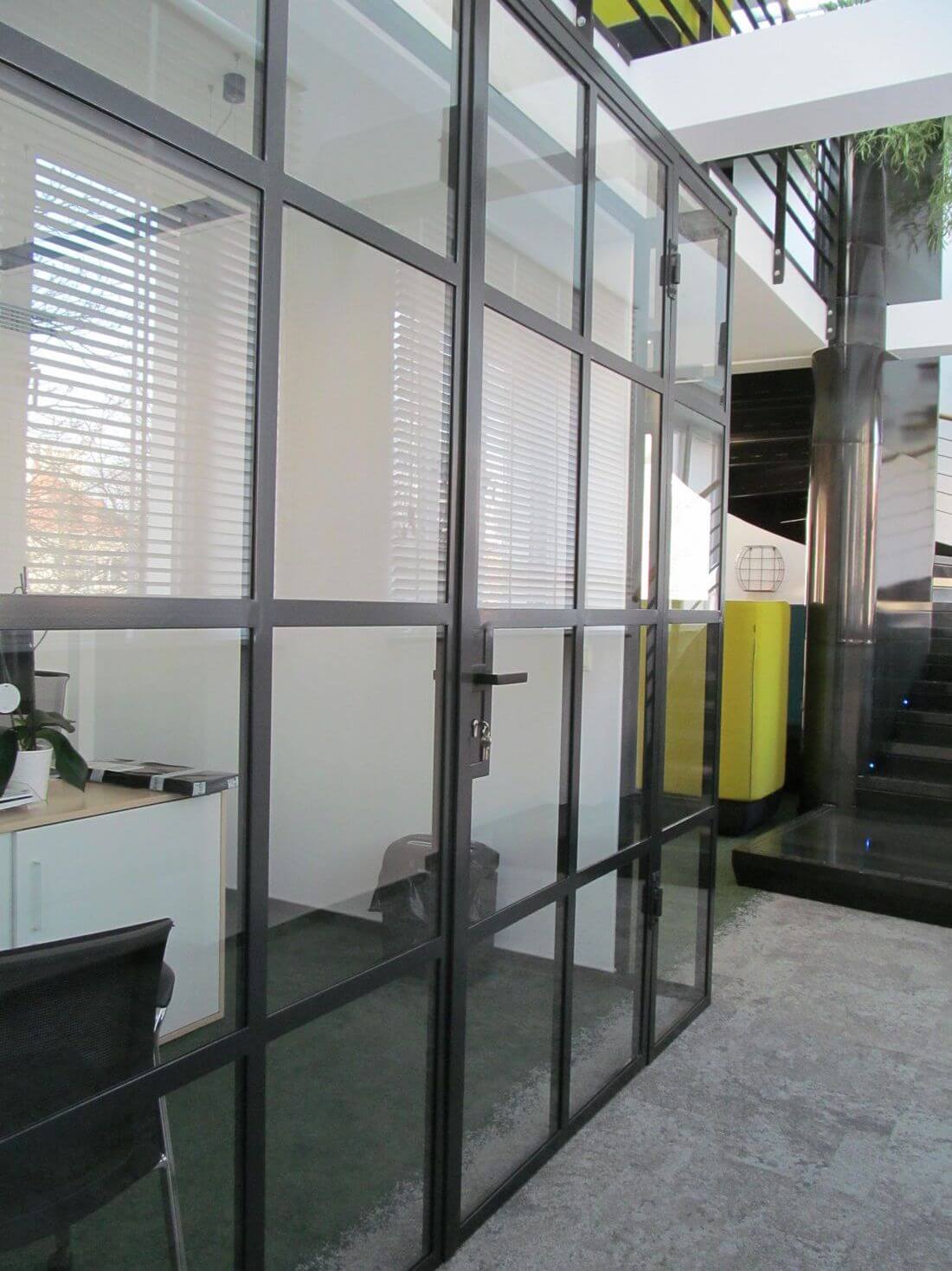 EIP Puerta de vidrio con pared de cristal a la oficina de Varsovia en el 30 Dąbrowskiego Calle en el distrito de Mokotów