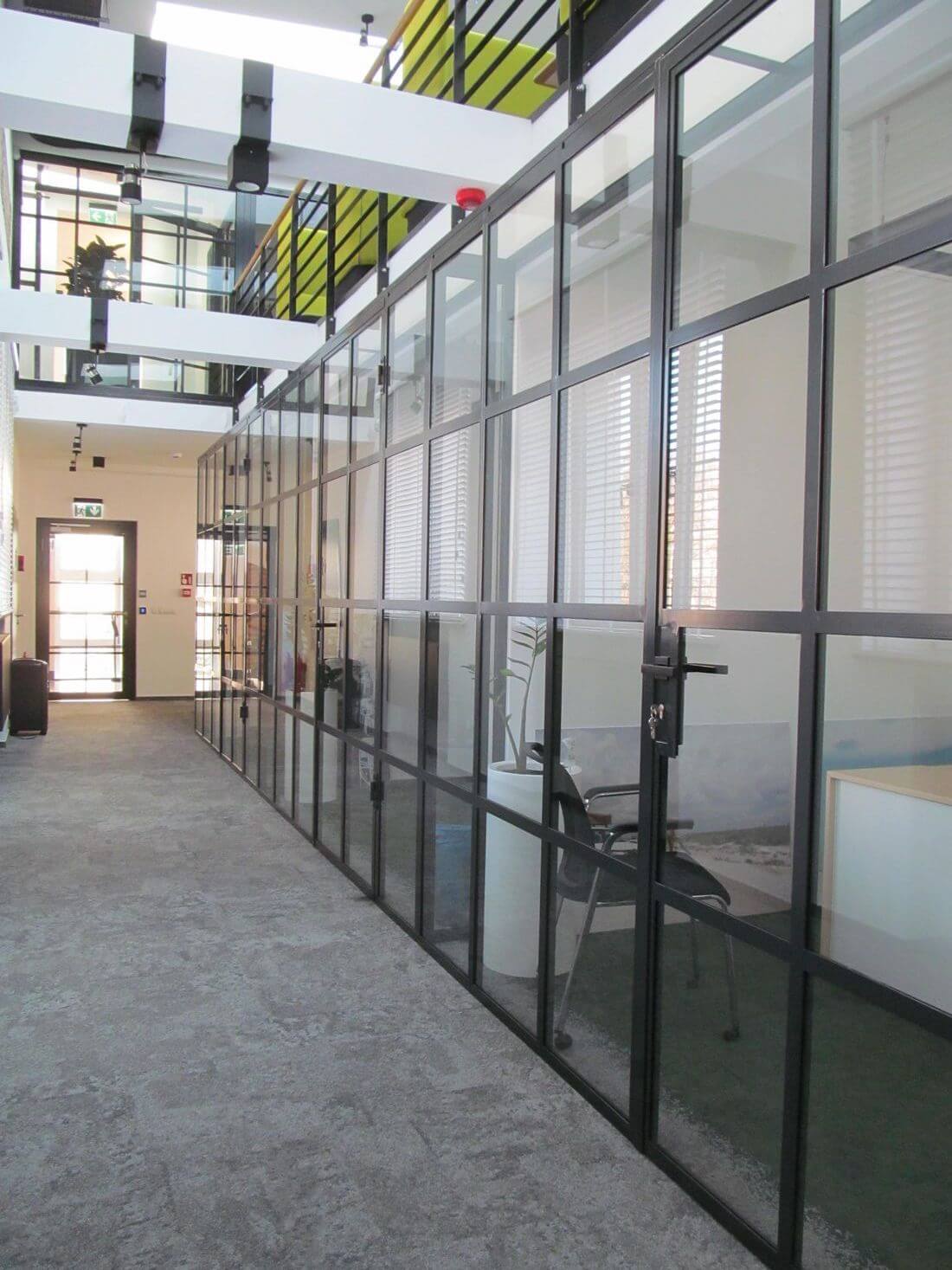 Lofttür und Loftwandsystem im industriellen Stil aus verstärktem Glas und Baustahl