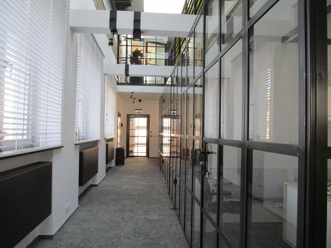 System Drzwi i Ścianek Loftowych Industrialnych ze wzmacnianego szkła z czarnej stali konstrukcyjnej – akwarium