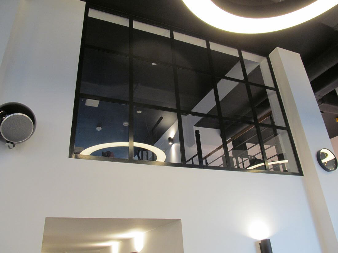 Szklana przezroczysta ściana loftowa w industrialnym stylu ze szkła 33.1 oraz czarnej stali konstrukcyjnej w EIP