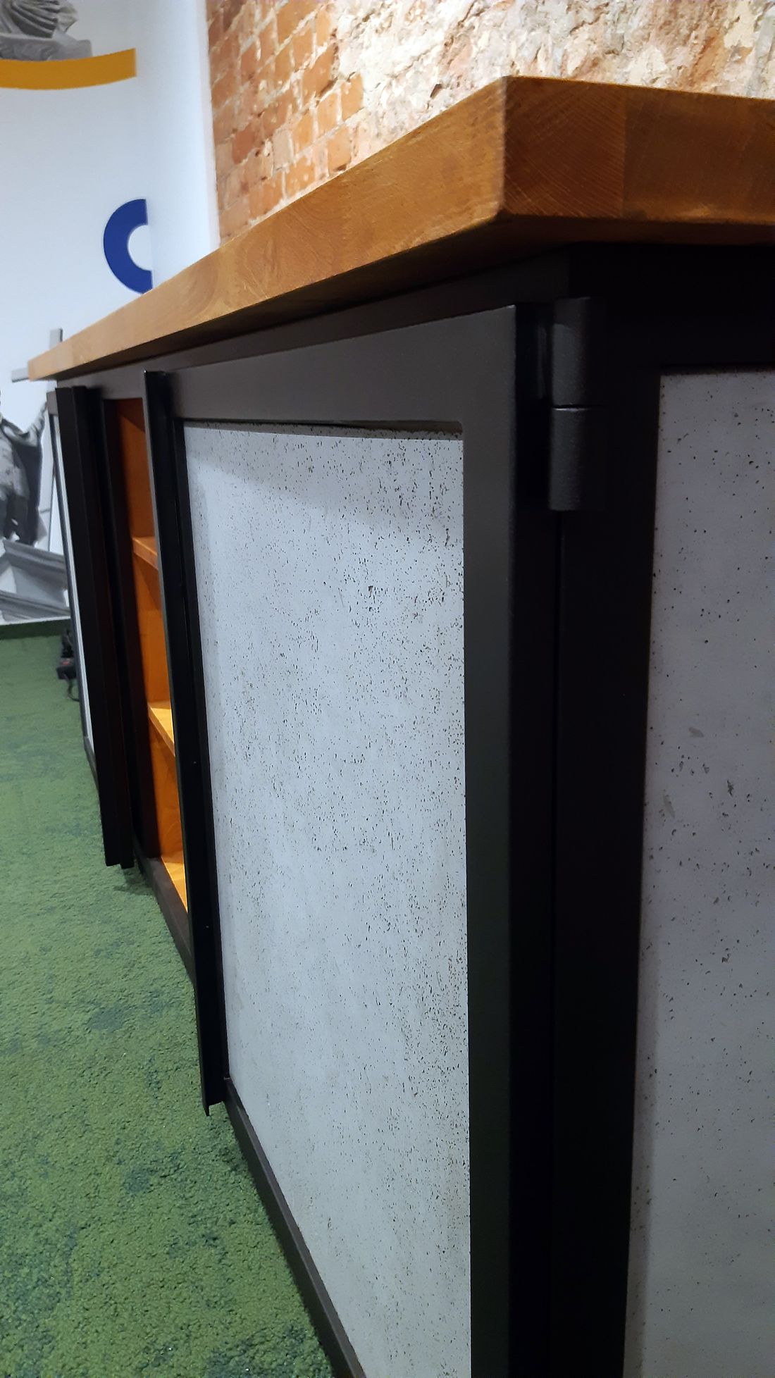 Ściany i drzwi do szafek komody z czarnej stali konstrukcyjnej i betonu strukturalnego wzmacnianego włóknem szklanym