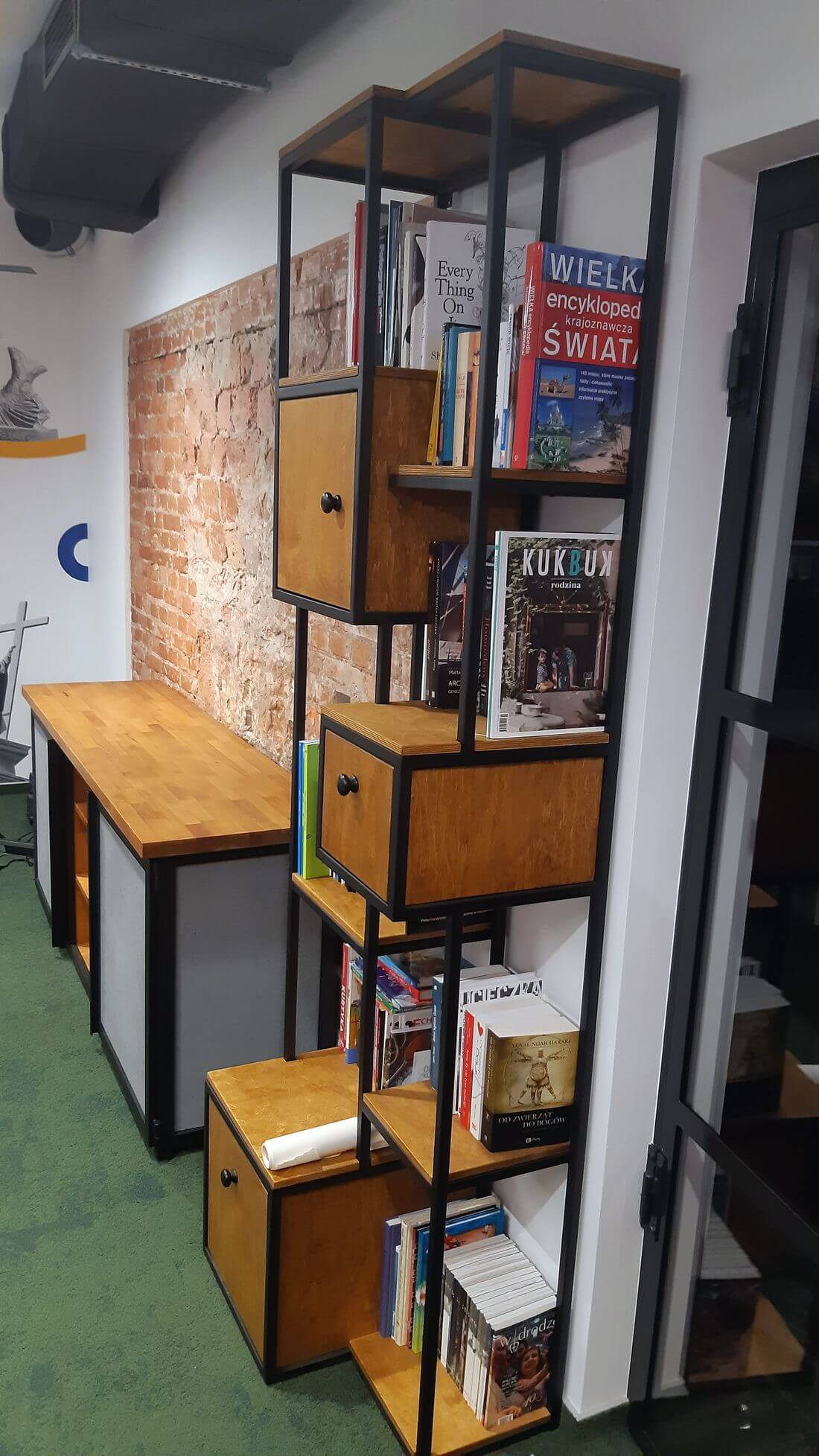 Regał Loft Industrialny wysoki z książkami na półkach z szufladami wykonany ze stali konstrukcyjnej oraz drewna dębowego
