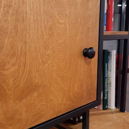Szafka z drewnianymi drzwiami z liściastej sklejki dębowej w regale loftowym na książki wykonanym w stylu industrialnym