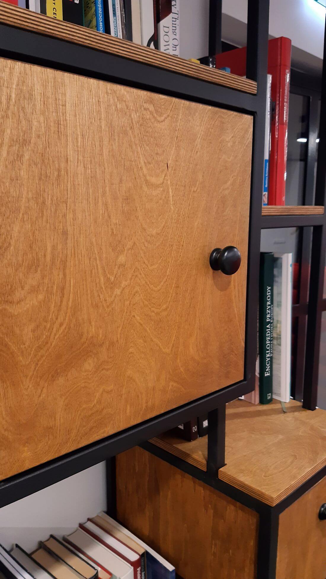 Szafka z drewnianymi drzwiami z liściastej sklejki dębowej w regale loftowym na książki wykonanym w stylu industrialnym