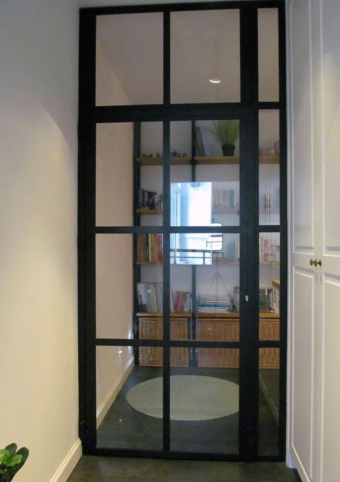 Drzwi Loftowe wraz ze świetlikiem i przeszkloną framugą z czarnej stali konstrukcyjnej i bezpiecznego szkła 33.1