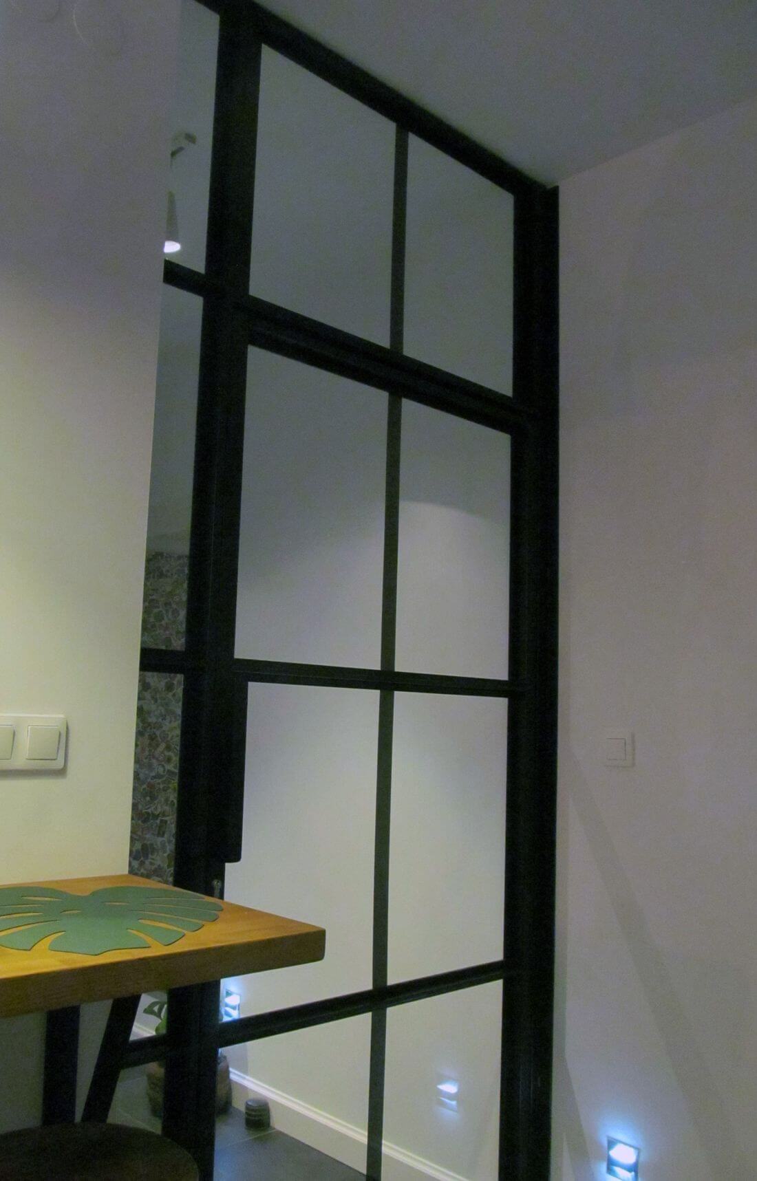 Mieszkanie Loft - Warszawa Praga – Loftowe drzwi metalowo-szklane zamykane na klucz w przedsionku mieszkania
