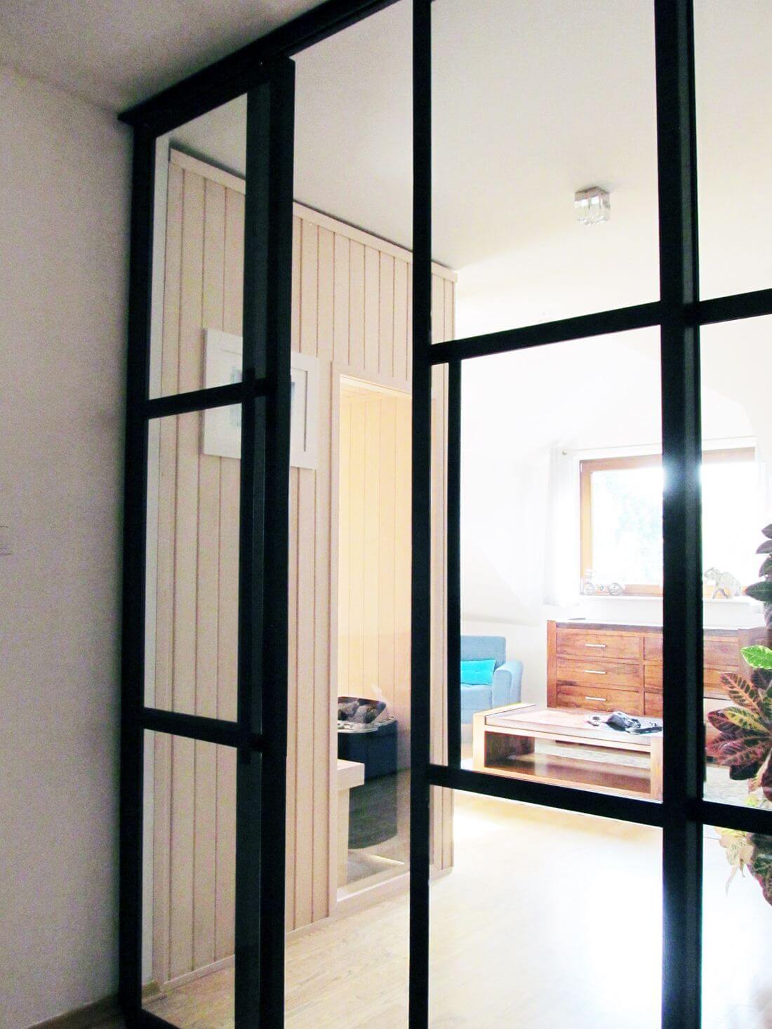 Rozsuwane drzwi loftowe w surowym stylu industrialnym z metalu oraz szkła