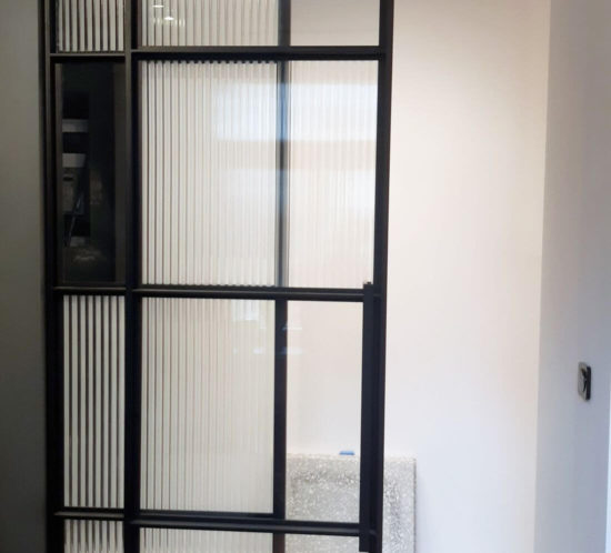 Drzwi przesuwne szklane - stal konstrukcyjna pomalowana na czarno w stylu drobnej struktury kolorem ral 9005