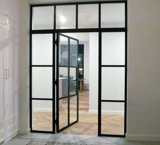 Drzwi Skrzydłowe Szklane ze Ścianką Loftową oddzielającą dwa niezależne pomieszczenia pomalowana na czarno