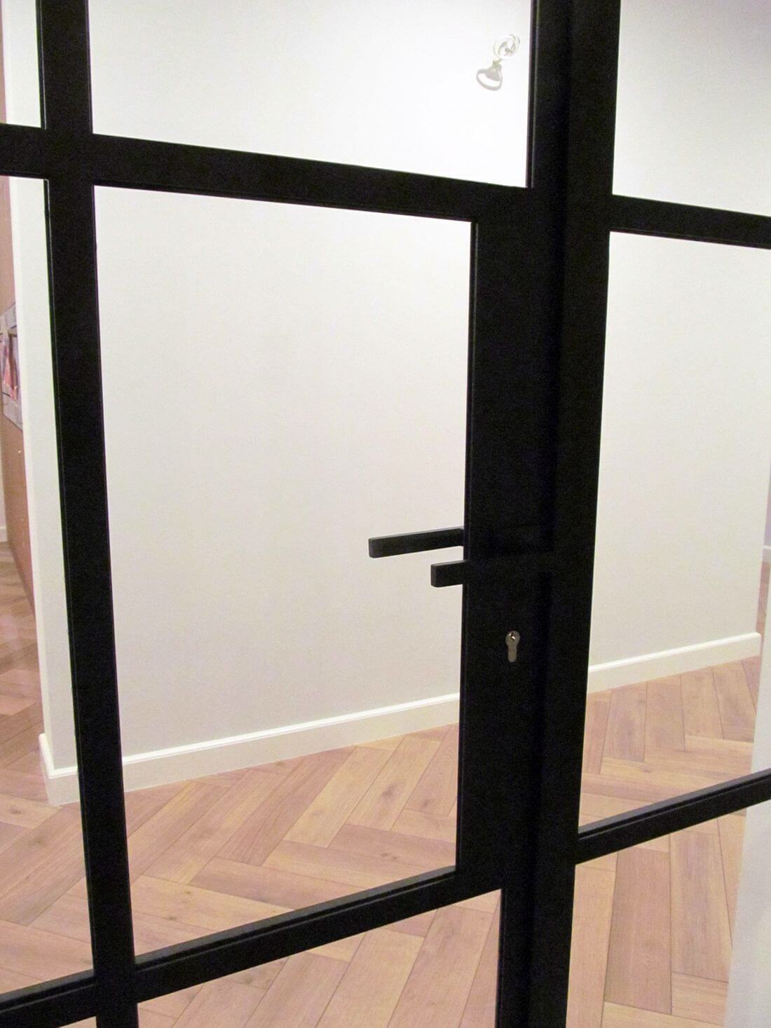 Drzwi loftowe z klamką oraz zamkiem bębenkowym wraz ze szkłem bezpiecznym typu 33.1