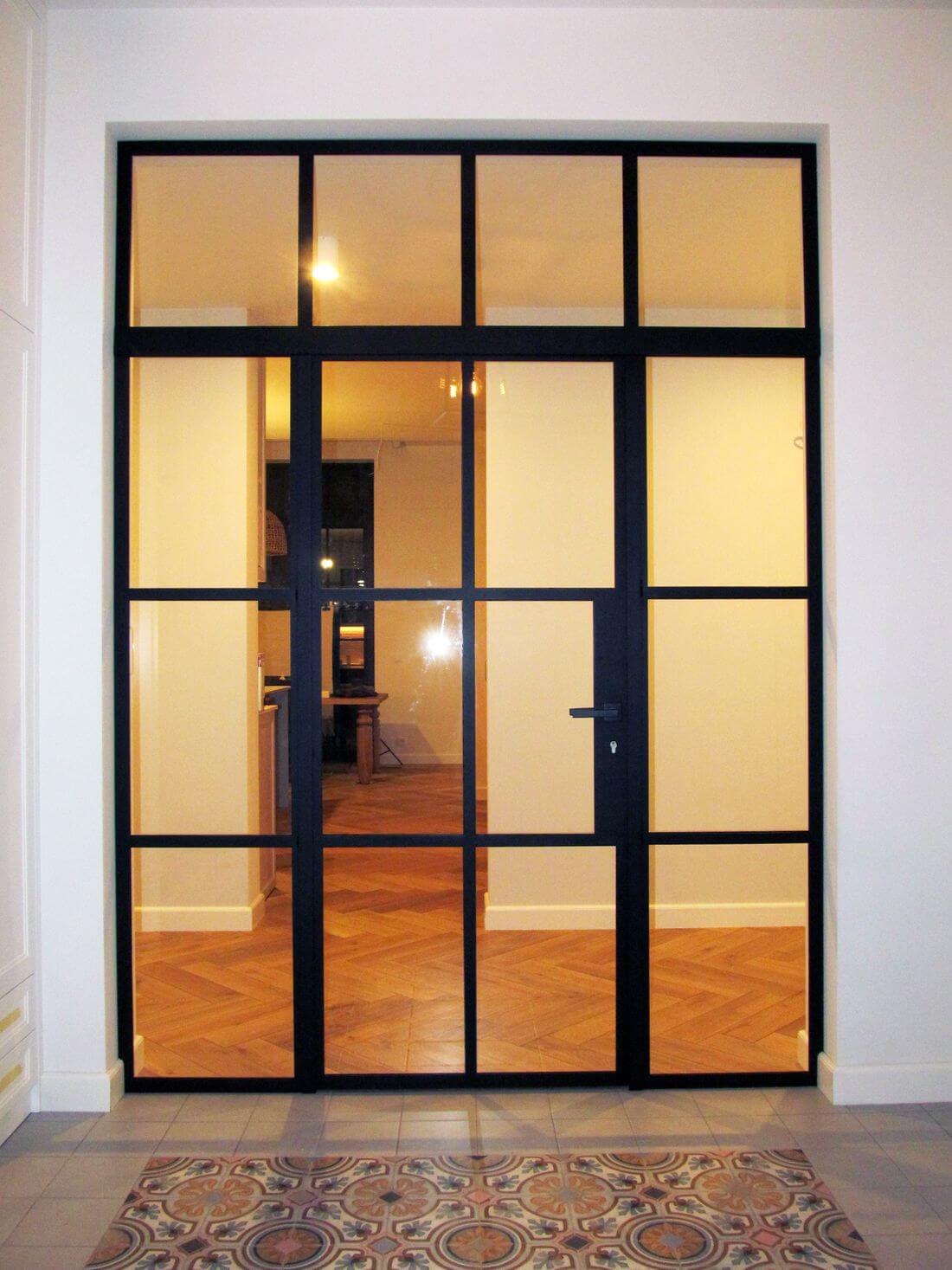 Drzwi Skrzydłowe Loftowe ze Ścianką Industrialną oświetlone sztucznym światłem z korytarza