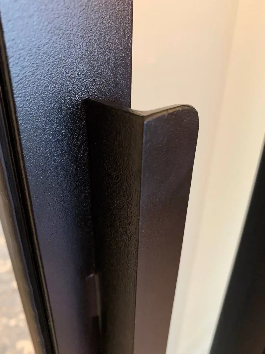 Stalowy czarny pochwyt w kształcie litery L w przesuwnych drzwiach loftowych ze szkłem mlecznym - Błonie pod Warszawą