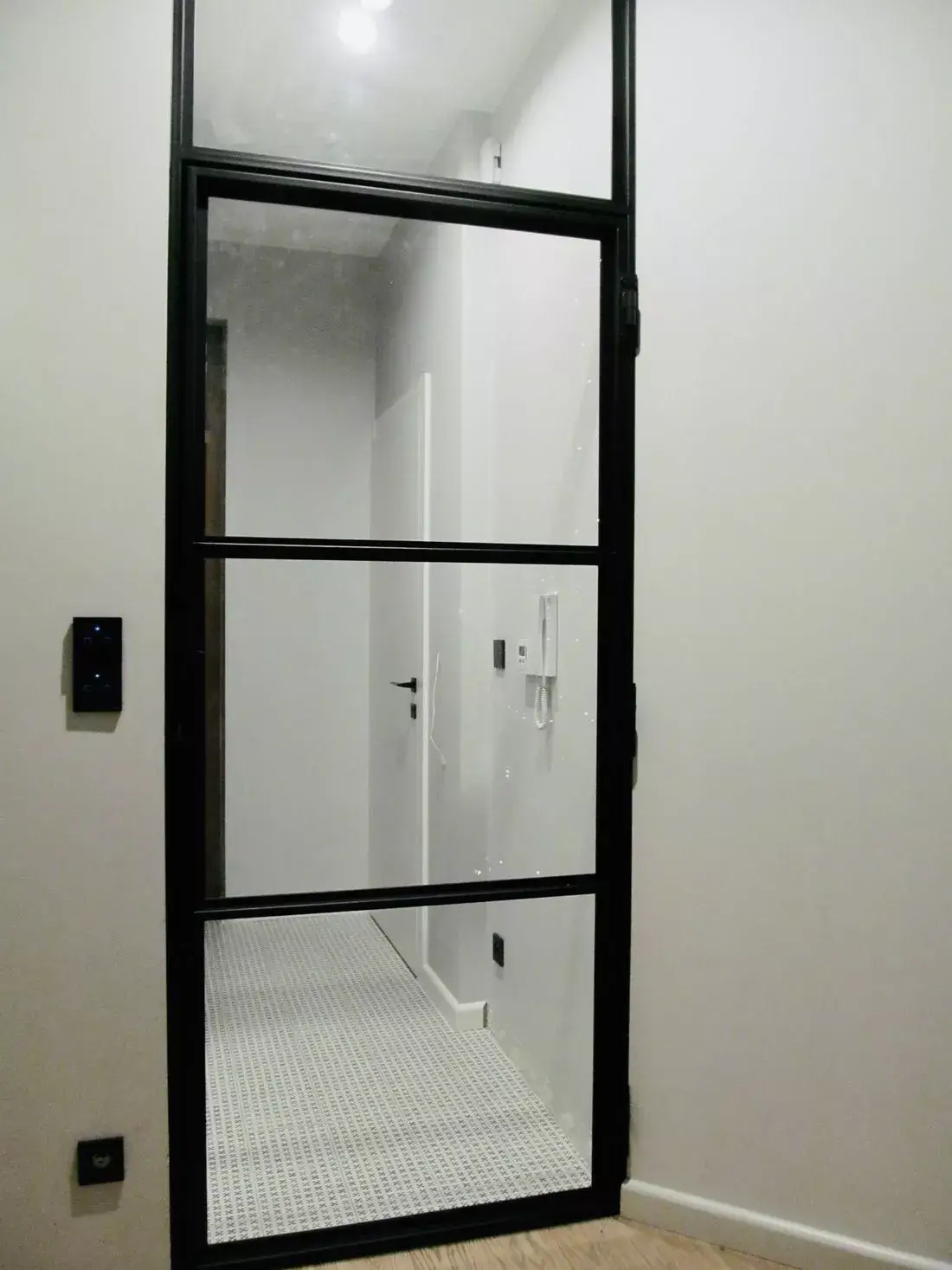Jednoskrzydłowe Drzwi Loftowe Jednoskrzydłowe z górnym Świetlikiem z metalu ze szkłem bezpiecznym laminowanym 33.1