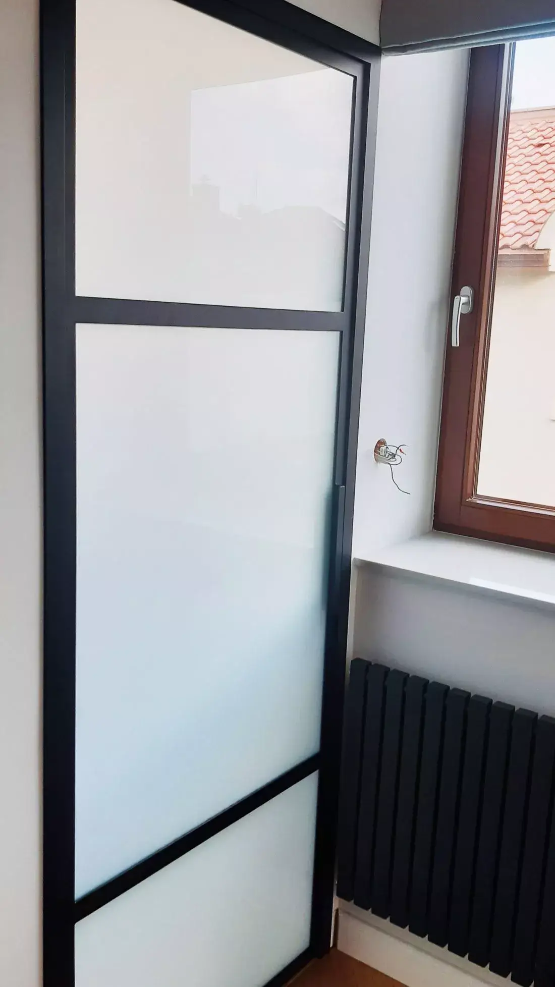 Drzwi Loftowe do Łazienki Jednoskrzydłowe z białym Szkłem Mlecznym 33.1 z metalowych czarnych profili - zamknięte