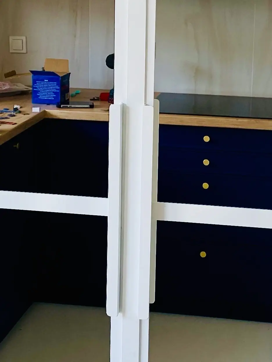 Ścianka Loftowa z Drzwiami Dwuskrzydłowymi - Białe Metalowe Pochwyty do otwierania drzwi w kształcie litery L