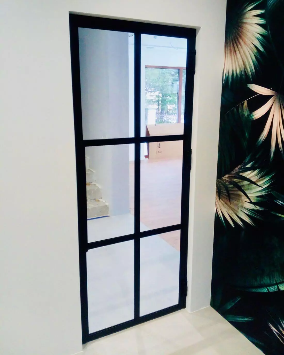 Drzwi Loft Jednoskrzydłowe ze szkłem bezpiecznym VSG 331 - 6 kwater na szkło - metalowy pochwyt - roślina monstera
